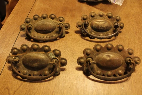 SET OF 4 LARGE ANTIQUE PRESSED METAL FURNITURE DRESSER DRAWER PULL HANDLE Cover