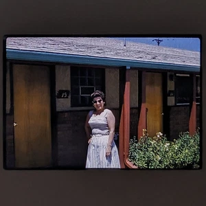 Vintage Kodachrome Slide Donna In piedi Fuori Camere Motel 1961 - Foto 1 di 3