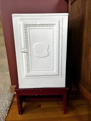 Gabinete de pastel de pan seguro de metal de hojalata rústico vintage decoración de casa de campo Foto 1 de 4