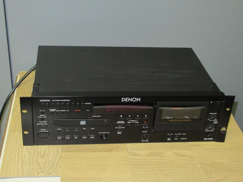 Cubierta de cinta/reproductor de CD estéreo profesional DENON DN-T625 necesita reparación Foto 1 de 4