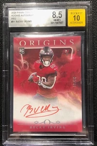 2024 PANINI ORIGINS BUCKY IRVING #RAU-BIR, NOVATO, AUTOMÁTICO, TINTA ROJA SERIE #/99 - Imagen 1 de 3