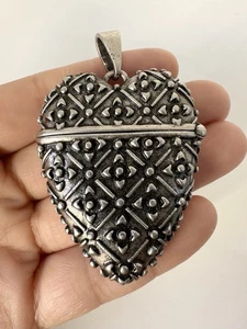 Demdaco Story Hearts Locket Pendant Silver Tone - Picture 1 of 4
