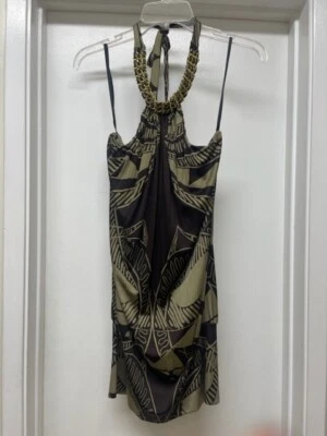 NUEVO CON ETIQUETAS SKY BRAND Mini Vestido Verde Marrón Estampado SEDA con Cadena Dorada Cuero Talla Mediana Foto 1 de 4
