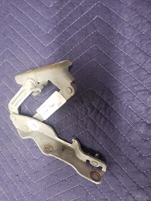 Dobradiça do capô direito do passageiro Nissan Titan 2005 fabricante de equipamento original  - Imagem 1 de 2