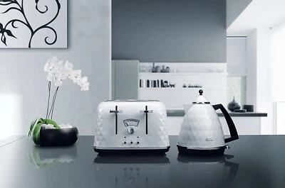 De'Longhi KBJ3001.W Brillante Kettle & CTJ4003.W 4-Slice Toaster Set - White - Image 1 of 4