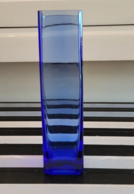 Jarrón cuadrado azul cobalto diseño sólido de 7,75 pulgadas fondo ponderado Foto 1 de 4