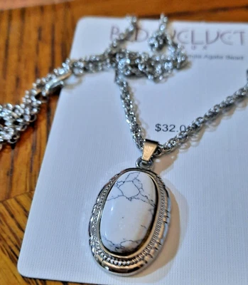 NUEVO Collar con Etiqueta Rojo Terciopelo Bijoix Genuino Blanco Ágata Cuentas Tono Plata Para Mujer Foto 1 de 4