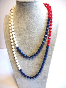 Collar de cuentas de plástico vintage rojo blanco azul 52" de largo cuentas facetadas de un solo hilo - Imagen 1 de 3