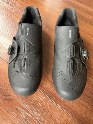 Zapatos de ciclismo Shimano RC3 / negros / talla 45 (10,5 para hombre) usados con tacos Foto 1 de 4