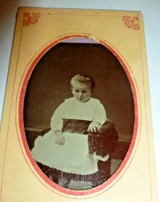 Антикварная оловянная фотография девочки ребенка, сидящего в кресле - Изображение 1 из 3