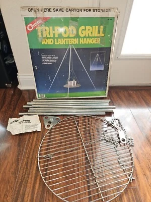 Coghlan's Tri-Pod Parrilla y Soporte para Linterna, Ajustable, Fogata Camping, NUEVO Foto 1 de 3