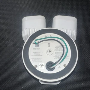 Cámara de seguridad Blink exterior con cable 1080p con reflector blanco faltan tornillos - Imagen 1 de 6