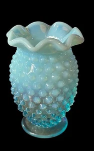 VINTAGE FENTON TURQUOISE BLUE OPALESCENT HOBNAIL MINI VASE - Picture 1 of 5