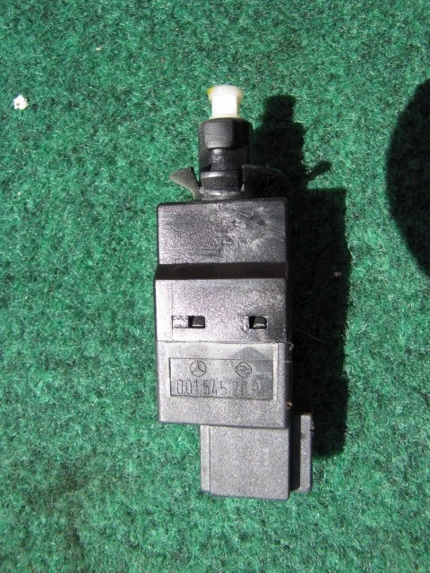 Original Mercedes-Benz W903 Sprinter Bremslichtschalter A0015452009 - Bild 1 von 1