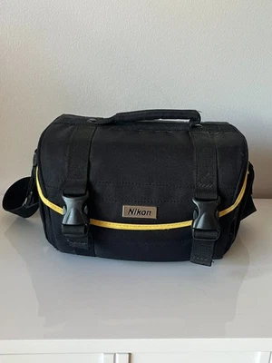 Bolso bandolera para cámara digital Nikon DSLR negro/amarillo acolchado con lente Foto 1 de 3