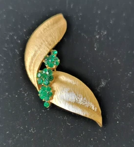 Vintage Crown Trifari Birthday Ribbon Brooch Gold Tone Emerald Green Rhinestone - Picture 1 of 6
