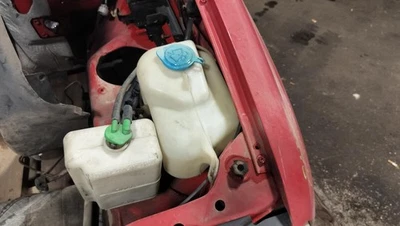 Depósito de líquido de lavadora usado se adapta a: Chevrolet Tracker 2004 con limpiaparabrisas trasero opcional C25 Gr Foto 1 de 3