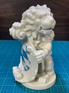 Estatuilla de león de porcelana vintage de Nymphenburg - Imagen 1 de 11