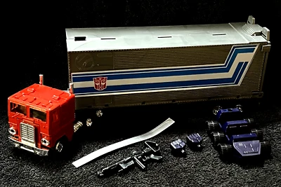 G1 RETRO OPTIMUS PRIME • REISSUE G1 TRANSFORMERS - Image 1 of 4