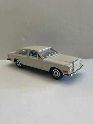 Burago Rolls-royce Camargue Die-cast Metal Model scale 1/22 - Image 1 of 4
