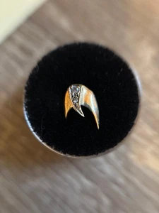 Perno con punta de clavo de oro amarillo de 14K con 2-2 pt. Diamantes en un dije con poste - Imagen 1 de 2