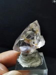 Muestra de fluorita fantasma octaédrica transparente natural de 7 g - Imagen 1 de 13