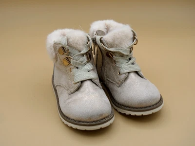 Botas The Childrens Place de piel sintética para niños pequeños talla 6 beige con cordones cremallera lateral Foto 1 de 4