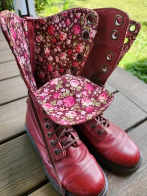 Botas Triumph Dr. Martens de Colección para Mujer 1914 W 12 Ojos Rojo Cereza Floral Talla 7 Foto 1 de 4