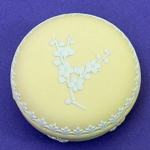 Baratija en relieve blanca con tapa Wedgwood England jaspe amarillo prímula 148 - Imagen 1 de 5