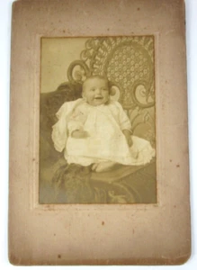 Armadio anni 1800 card sorridente vestito battesimo neonato sedia in vimini - Foto 1 di 4