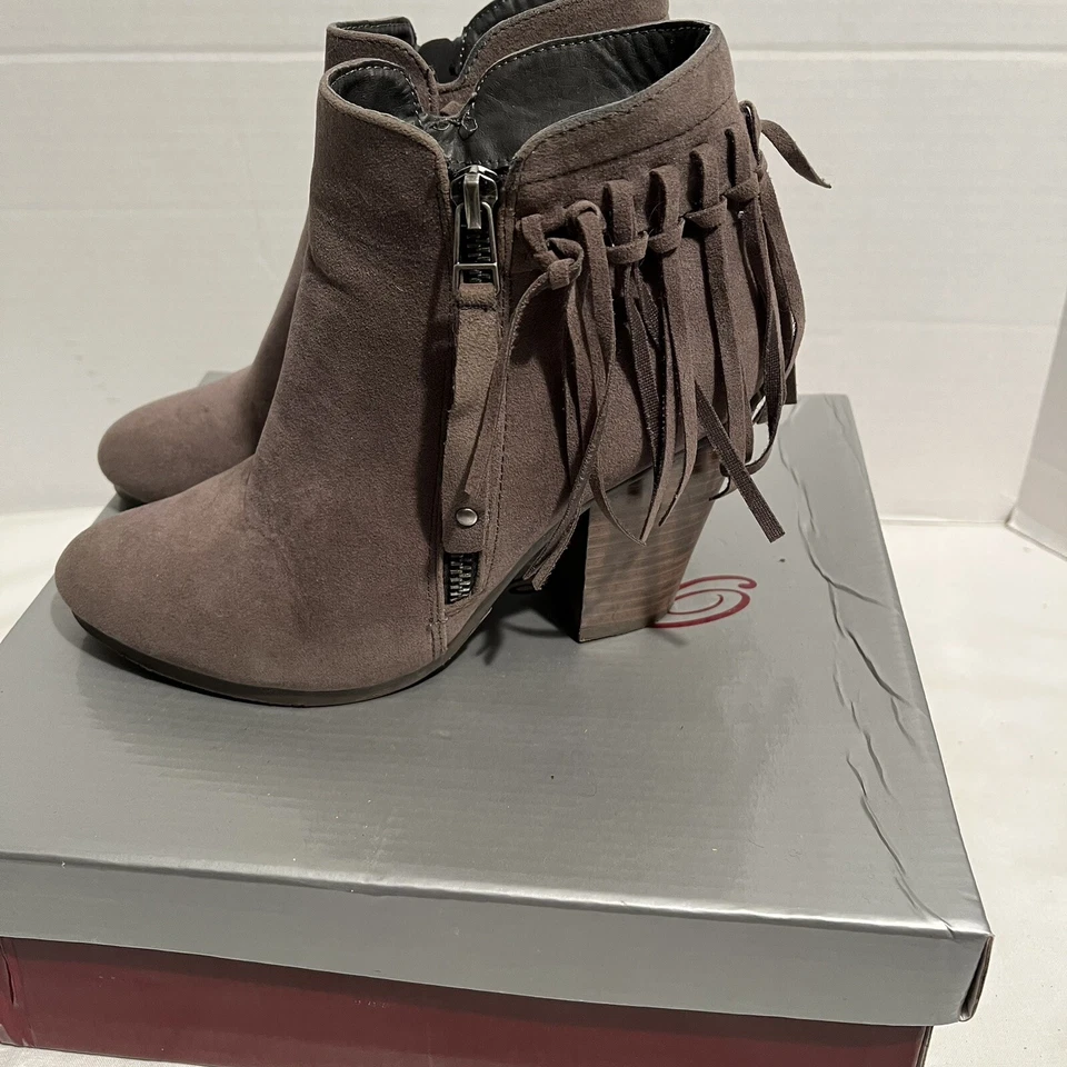 Botín Breckelles imitación gamuza topo flecos 6 tacón apilado cremallera lateral gallo usado en excelente estado Foto 1 de 4