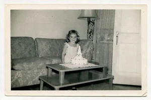 Foto encontrada década de 1950 postre único de cumpleaños de niña con pastel de payaso - Imagen 1 de 2
