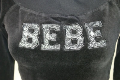 BEBE 露肩运动衫黑色天鹅绒 3/4 袖丝绒标志花卉活动 — 第 1/4 张图片