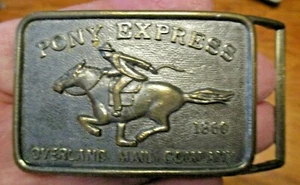 VINTAGE BRASSBELT BUCKLE "PONY EXPRESS" 1860 OVERLAND MAIL CO.HORSE&MAIL CARRIER - Imagen 1 de 2