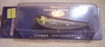 021125 ВИНТАЖНАЯ ПРИМАНКА BASS PRO SHOP BASSMASTER В УПАКОВКЕ 3,5 дюйма - Изображение 1 из 2