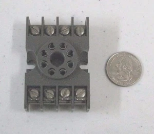 Base de enchufe/relé Idec/Industrial SL-608/SL608 300 V - Imagen 1 de 1