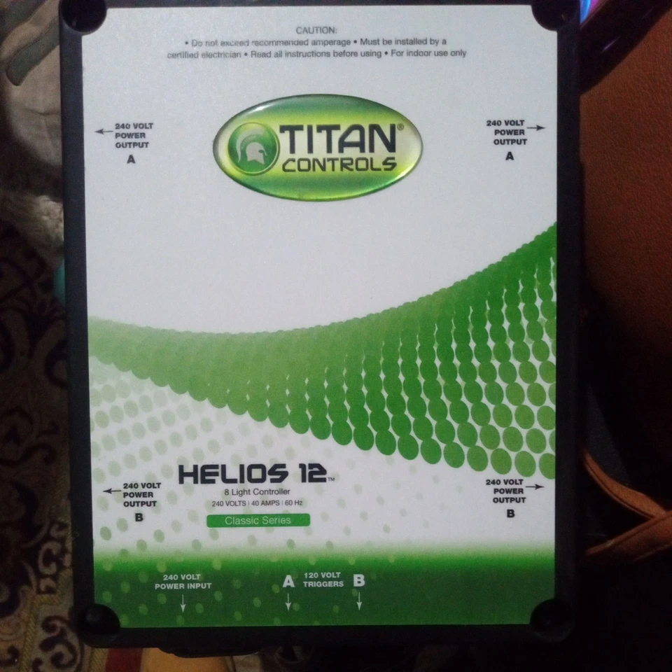 Controlador de 8 luces Titan Controls con cables de disparo de doble relé, 240V Helios 12 Foto 1 de 1
