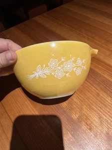Pyrex BUTTERFLY GOLD Yellow Floral Round Mixing Bowl 401 1.5 Pt 750 ml Vintage - Picture 1 of 11