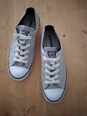 匡威 Converse 544930F 女式 CTAS OX Lo Top Spotted 白色/黑色运动鞋 8 码  — 第 1/4 张图片