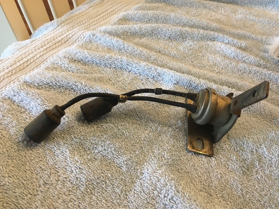 Interruptor de luz de freno usado bueno para camión militar M151 A2 Foto 1 de 1