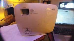 Proyector LCD multimedia portátil Nec modelo VT590 con lámpara de trabajo - Imagen 1 de 8