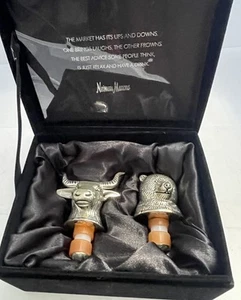 Tapones de botella plateados Neiman Marcus "Bull and Bear" en caja de terciopelo negro - Imagen 1 de 4