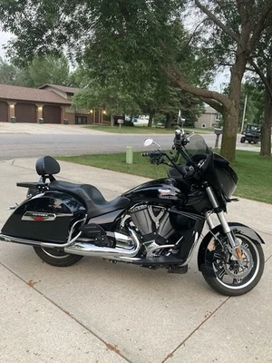 Respaldo Barra Sissy con Estante 4 Victory Cross Country Road Tour Ball LE Desmontable Foto 1 de 4