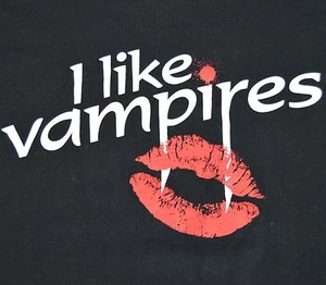 Camiseta Grande Negra I Like Vampires Colmillo Rojo Labios Beso Amor Lápiz Labial Camiseta Gráfica - Imagen 1 de 1