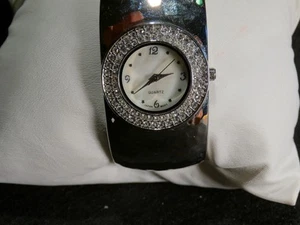 Damen Silber Armreif Uhr mit Verschluss Armband & verkrusteten Schmucksteinen - Bild 1 von 7