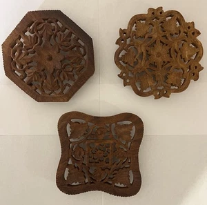 Vintage Lot von 3 geschnitzten Holz Fuß Untersetzern Hot Pads Indien - Bild 1 von 18