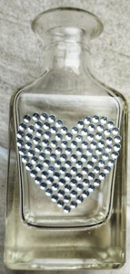 kleines Fläschchen quaddratisch 4,5 cm mit Pailetten-Herz 10,3 cm hoch - Bild 1 von 3