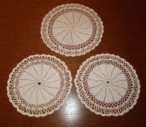 3 gehäkelte Deckchen-Handarbeit-Häkeldeckchen-Spitzendeckchen-Tischdecken-unben. - Bild 1 von 4
