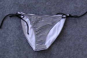 BIKINI UNTERTEIL SLIP GRÖSSE 42 SCHWARZ - WEISS GESTREIFT AN DEN SEITEN GEBUNDEN - Bild 1 von 2