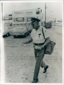 1972 Press Photo Miami Florida Postman Jack Hill on Foot - Picture 1 of 2